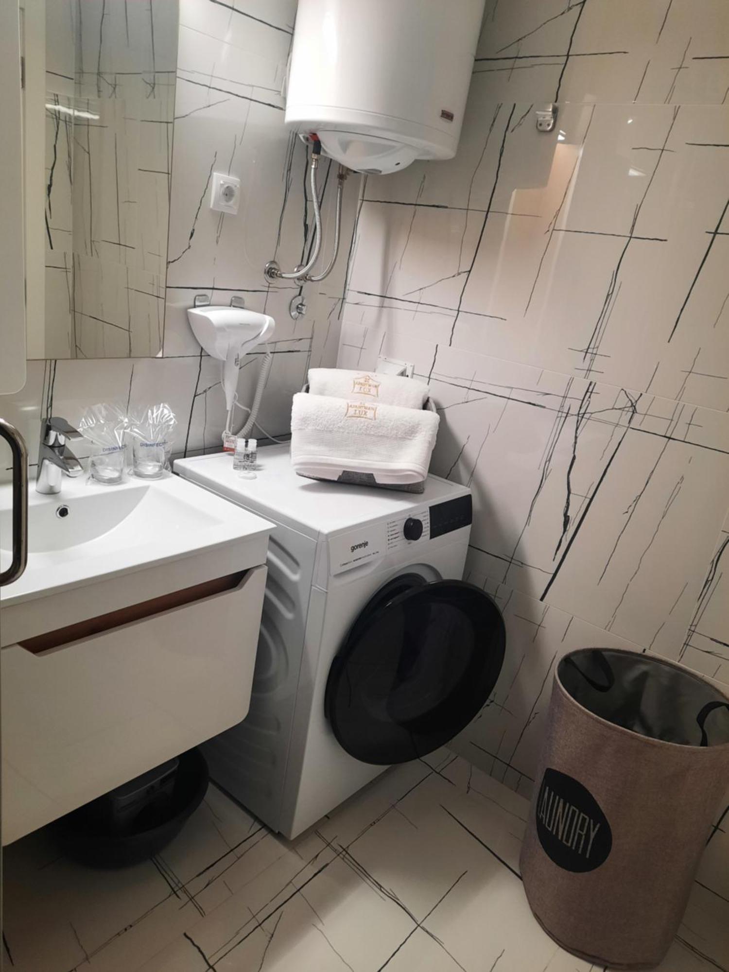 Apartman Lux-Besplatno Koriscenje Zasebne Garaze Sremska Mitrovica Exterior photo